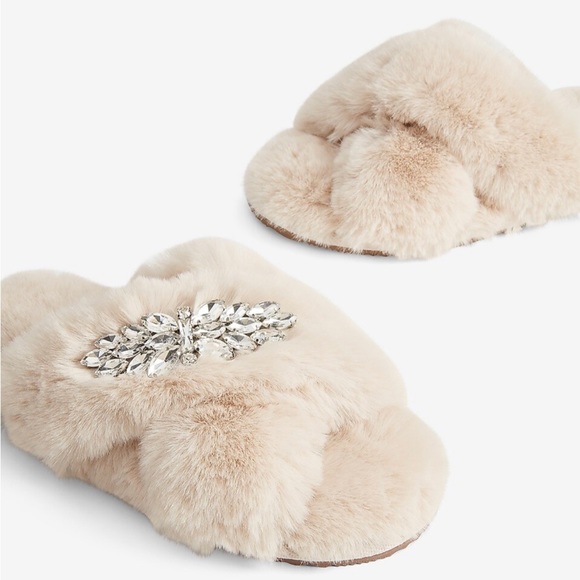 Express Faux Fur Removable Brooch Slippers - Picture 2 of 2